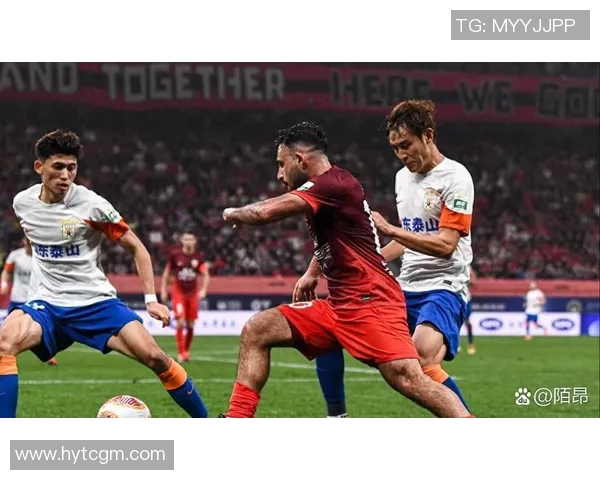 辽宁鸿运迎战上海上港争夺中超联赛关键三分的激烈对决